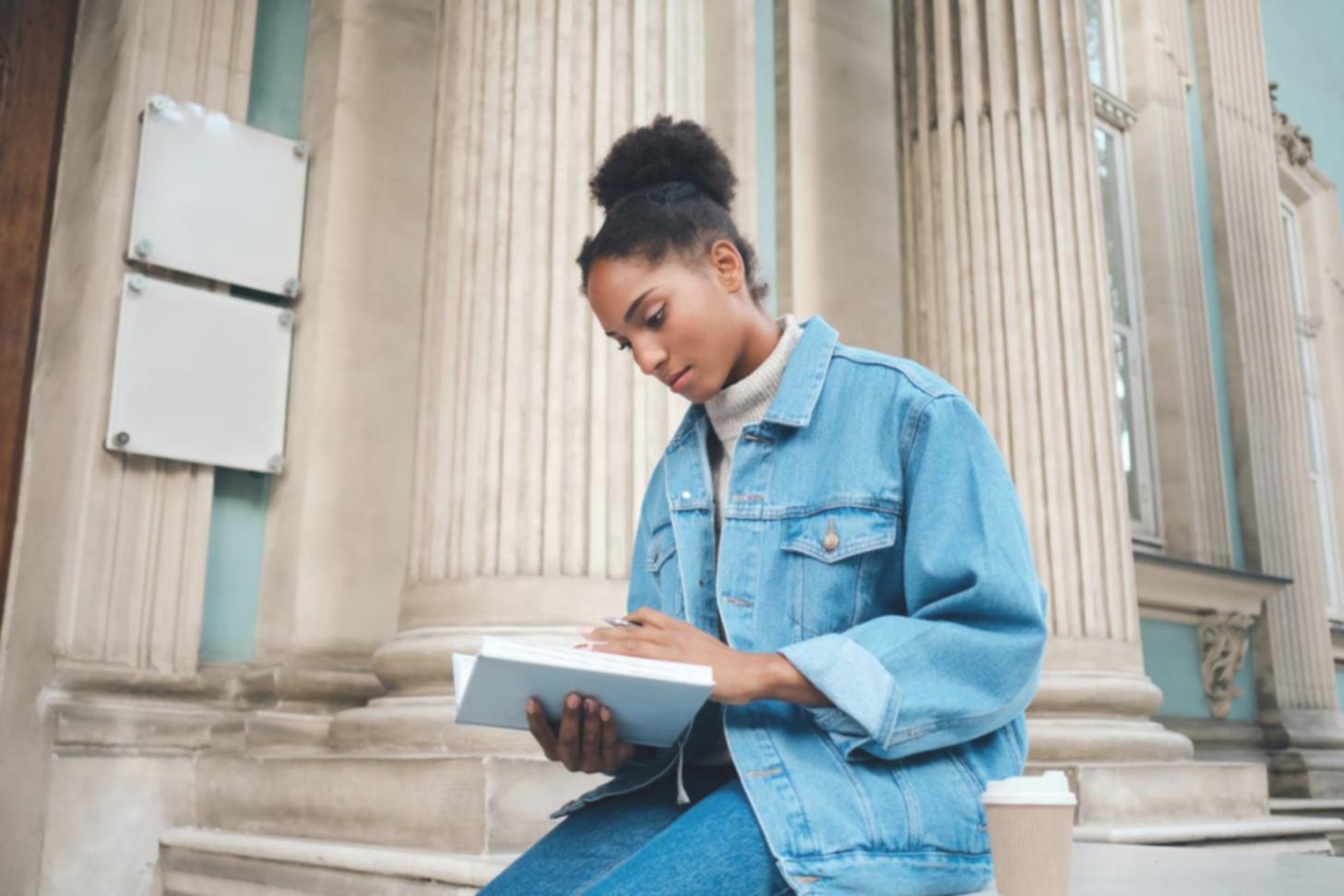 Equipo trabajando en prevención de fraude financiero